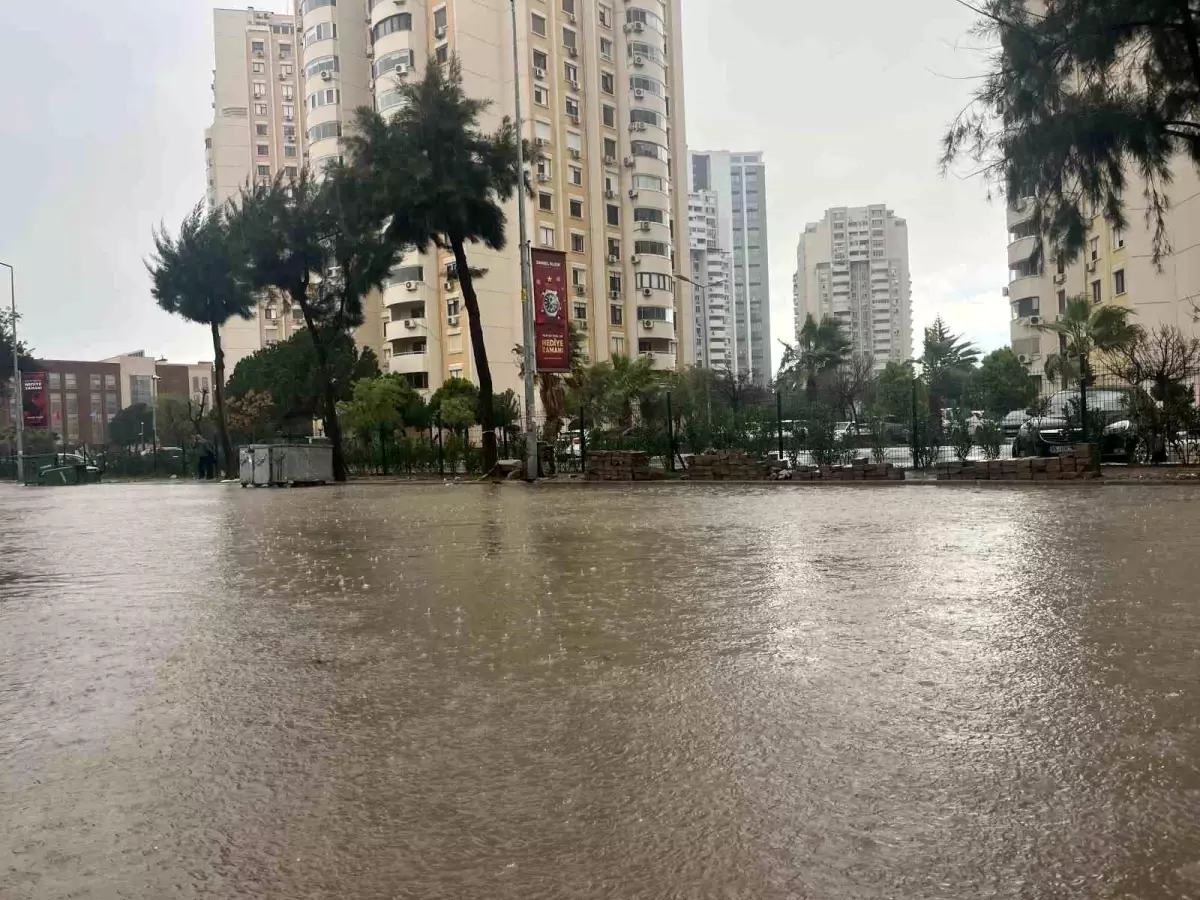 İzmir'de sağanak ve fırtına hayatı felç etti, yollar göle döndü