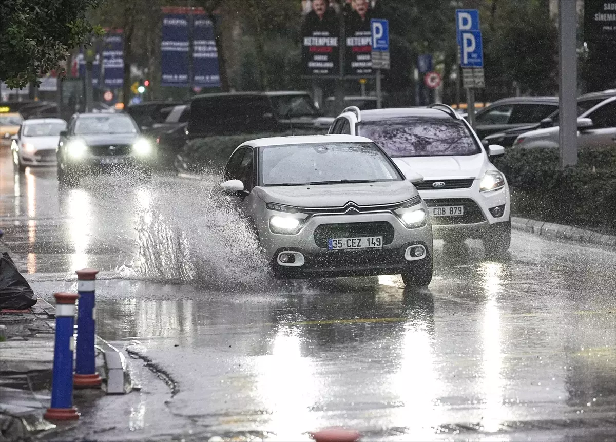 İzmir'de yağmur ve fırtına hayatı olumsuz etkiledi
