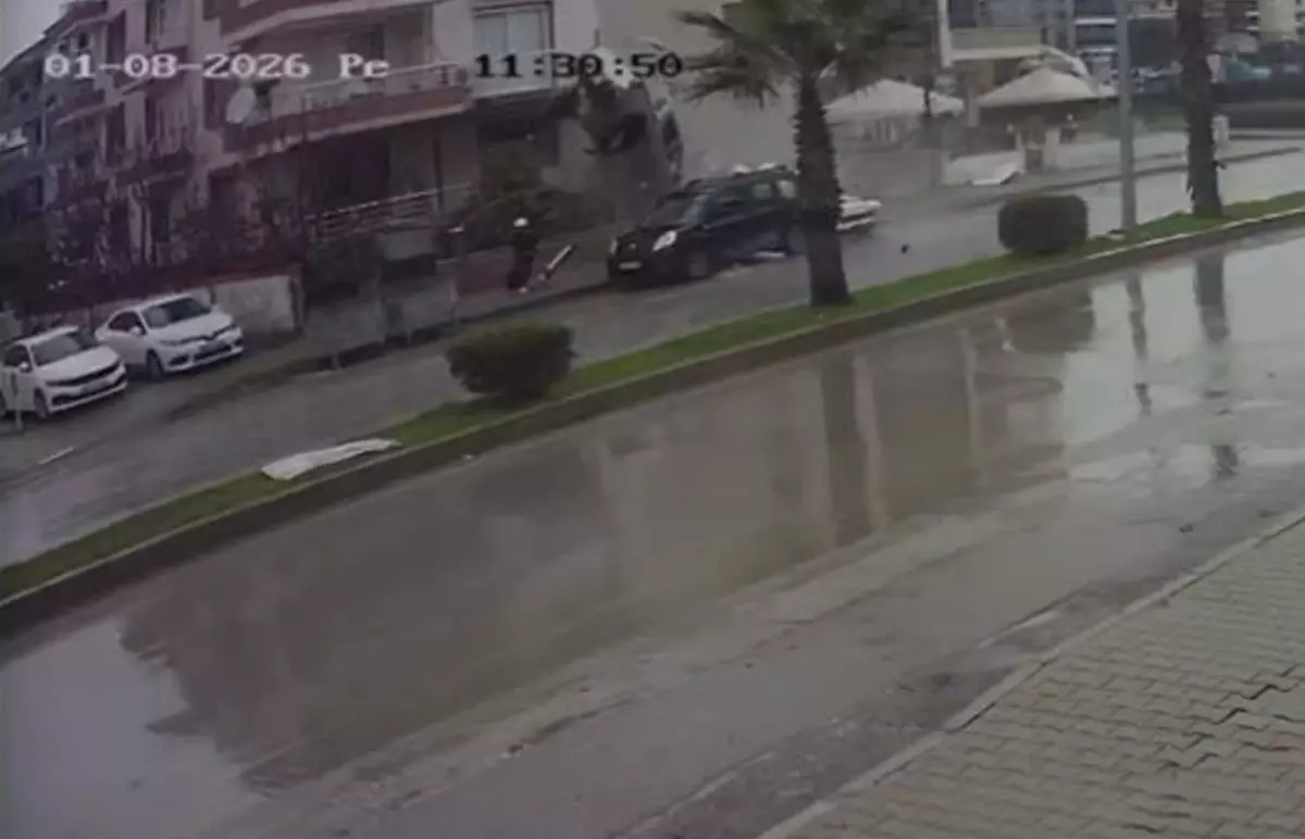 Kamyonetin 2 araca çarpıp apartmanın bahçesine girdiği kaza kamerada: 5 yaralı