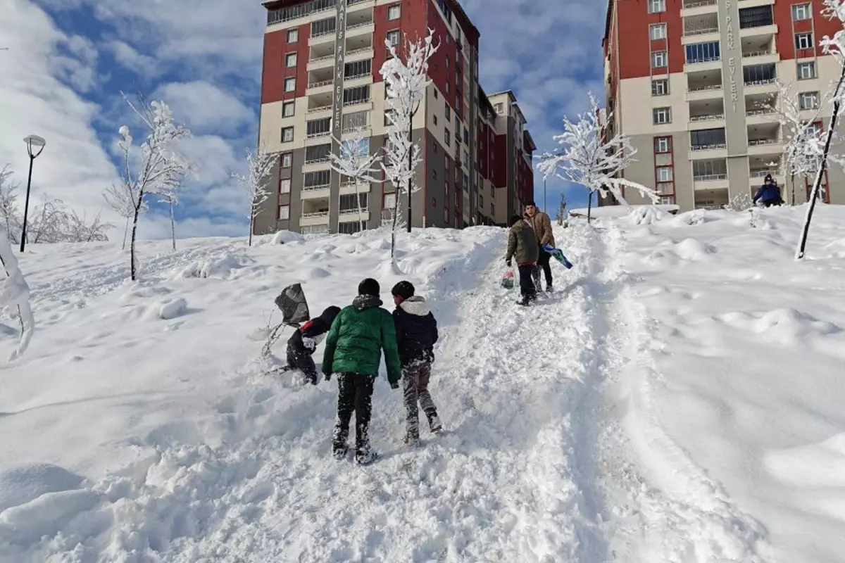 Eğitime kar ve fırtına molası: Birçok kentte okullar tatil edildi