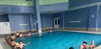 Karakeçili'de öğrenciler yüzmeyle tanıştı