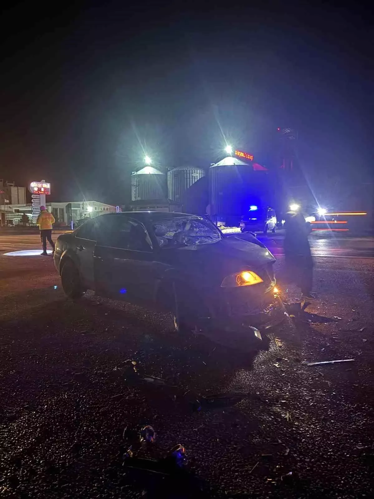 Karapınar'da otomobil ile çekici çarpıştı: 5 yaralı