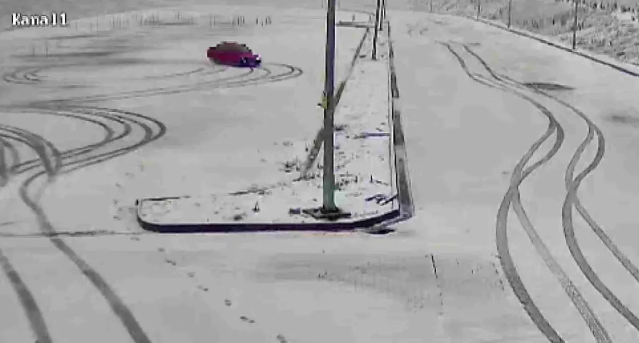 Karla kaplı sınav parkurunda drift yaptılar, kameraya yakalandılar