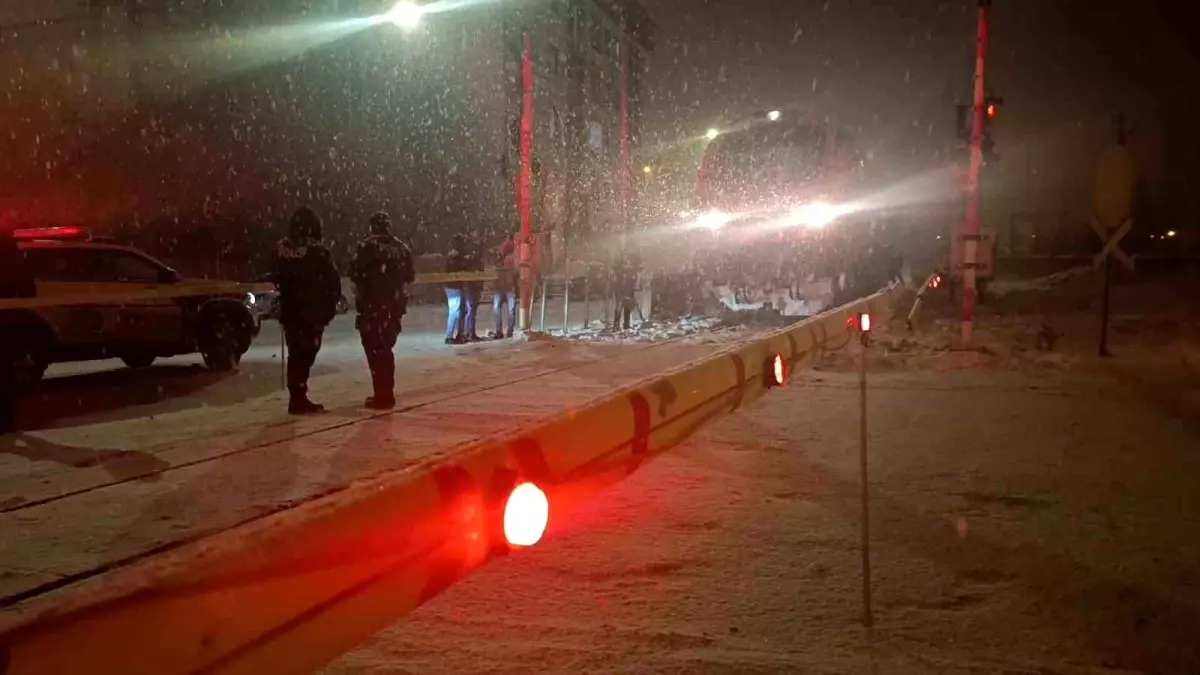 Kars'ta hemzemin geçitte lokomotifin çarptığı çocuk yaralandı