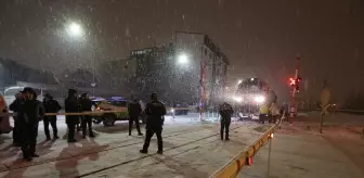 Kars'ta lokomotifin çarptığı genç ağır yaralandı