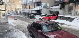Kars'ta otomobilin üzerine düşen buz sarkıtı sürücüyü yaraladı