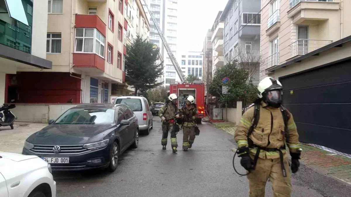 Kartal'da çatı katında yangın paniğe neden oldu