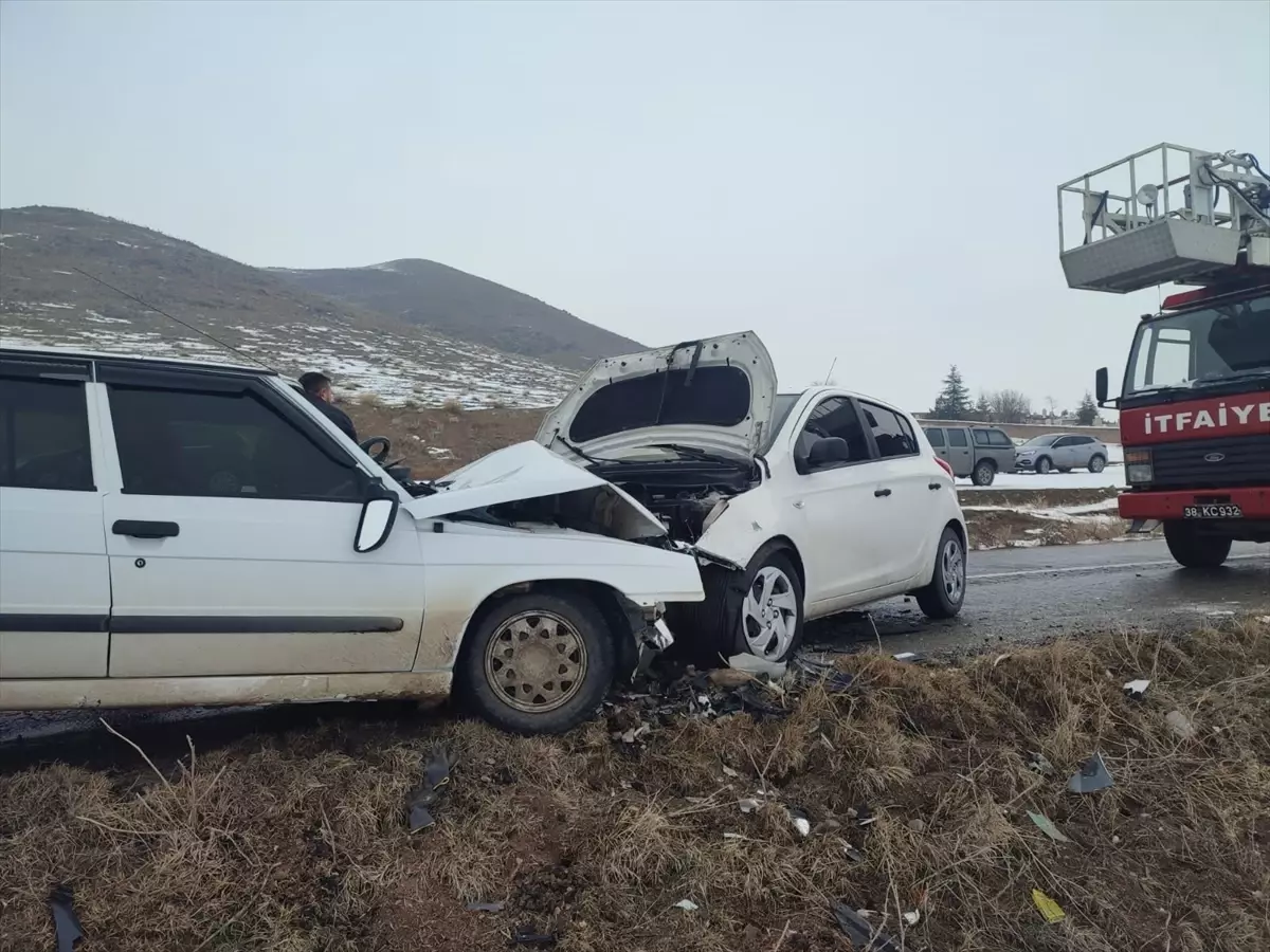 Kayseri'de iki otomobilin çarpıştığı kazada 5'i öğretmen 6 kişi yaralandı