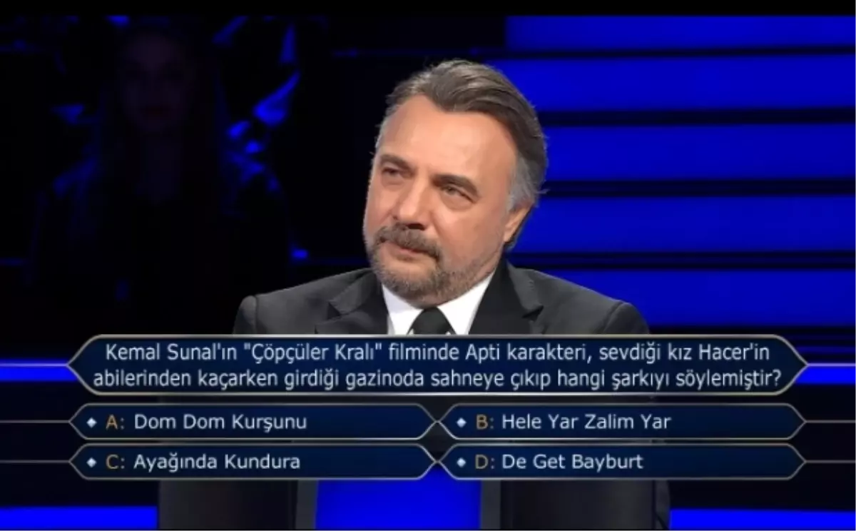 Kemal Sunal'ın "Çöpçüler Kralı" filminde Apti karakteri, sevdiği kız Hacer'in abilerinden kaçarak girdiği ...