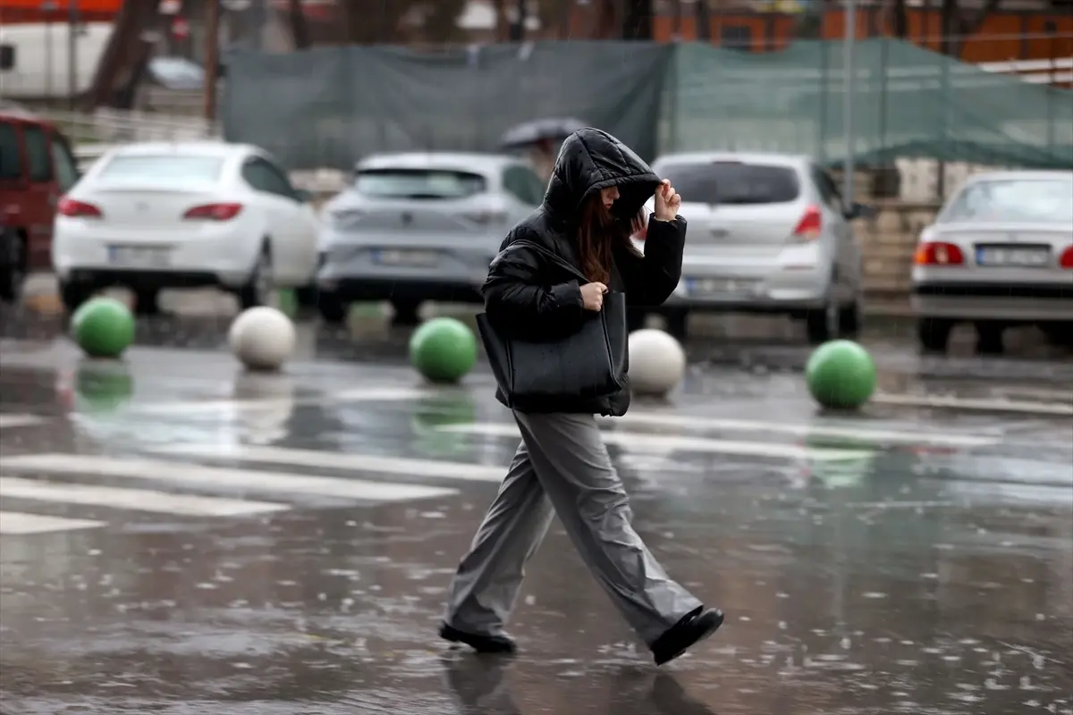 Kırklareli'nde gök gürültülü şiddetli sağanak etkili oluyor