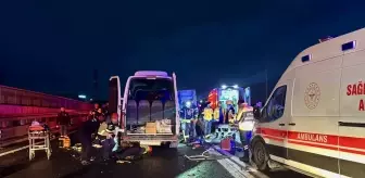 Kocaeli'de kamyon ile servis minibüsünün çarpıştığı kazada 7 kişi yaralandı