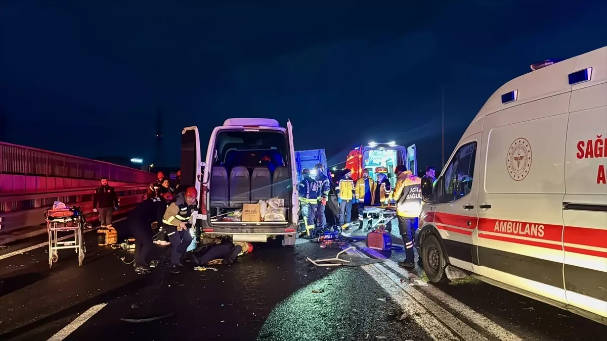 Kocaeli'de kamyon ile servis minibüsünün çarpıştığı kazada 7 kişi yaralandı