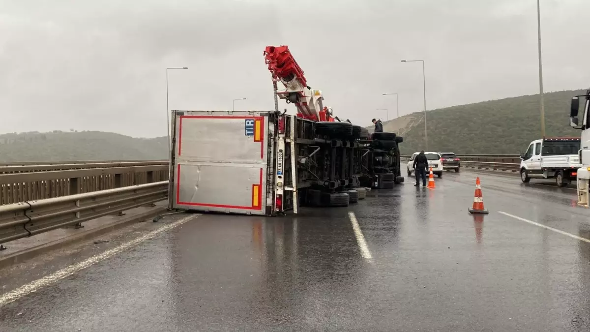 Koceli'de fırtına; çatı uçtu, TIR'lar devrildi, kalas otobüs camından girdi
