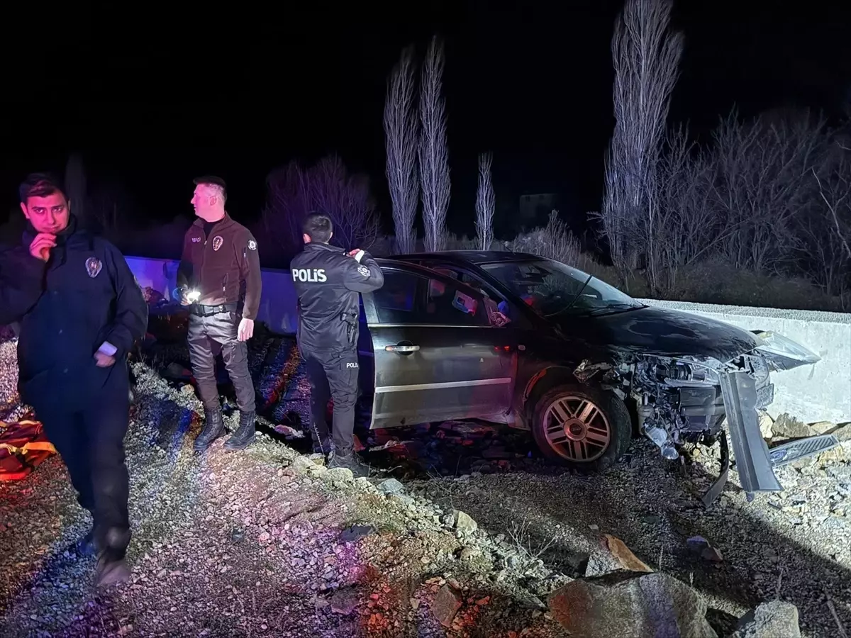 Kütahya'da otomobilin motosikletle çarpışması sonucu 2 kişi yaralandı