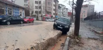 Kütahya'da sel sularının oluşturduğu çukurlara düşen otomobiller kurtarıldı