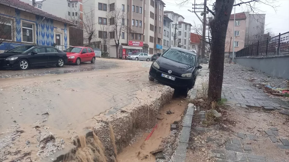 Kütahya'da sel sularının oluşturduğu çukurlara düşen otomobiller kurtarıldı