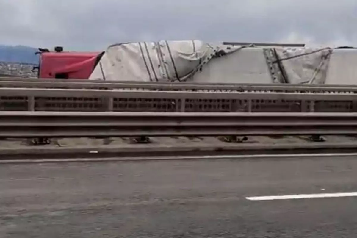 Kuzey Marmara Otoyolu'nda şiddetli fırtına: 2 tır devrildi