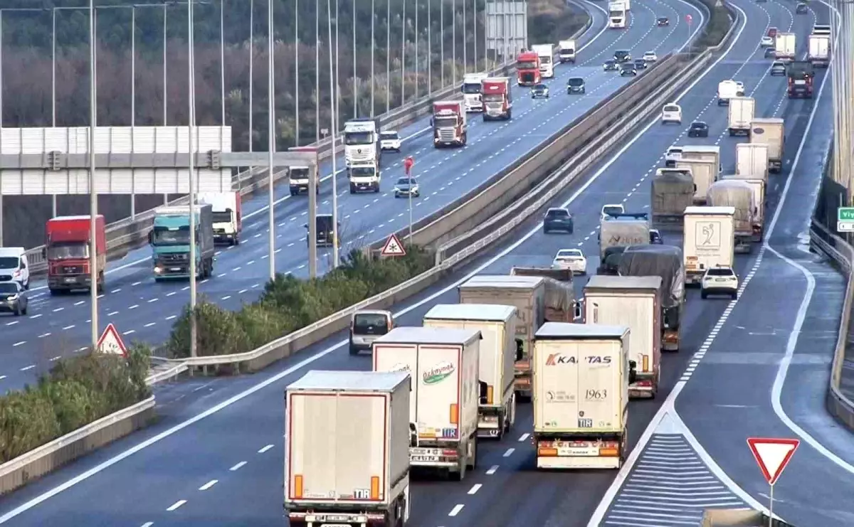 Kuzey Marmara Otoyolu'nda tırların lodosla imtihanı