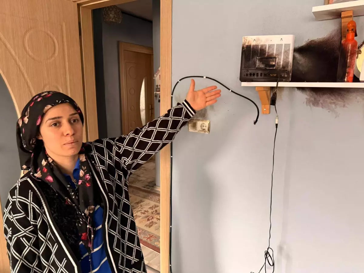 Turgutlu'da 3 Eve Yıldırım Düştü