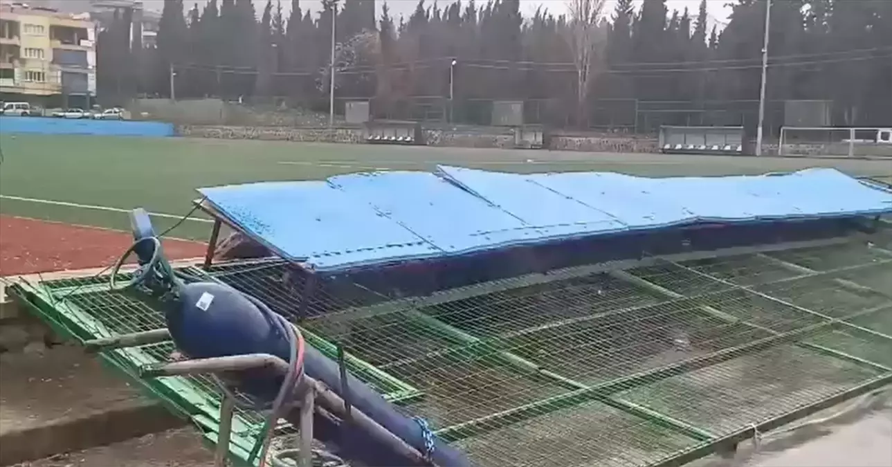 Manisa'da fırtına ve yağmur hayatı olumsuz etkiledi