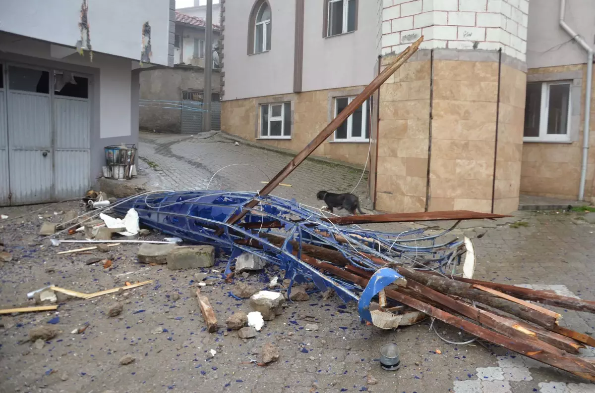 DEMİRCİ'DE MİNARENİN KÜLAHI UÇTU