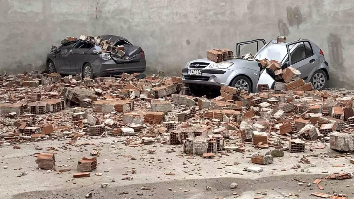 Metruk binanın çatı duvarı otoparka devrildi, 6 araçta hasar oluştu