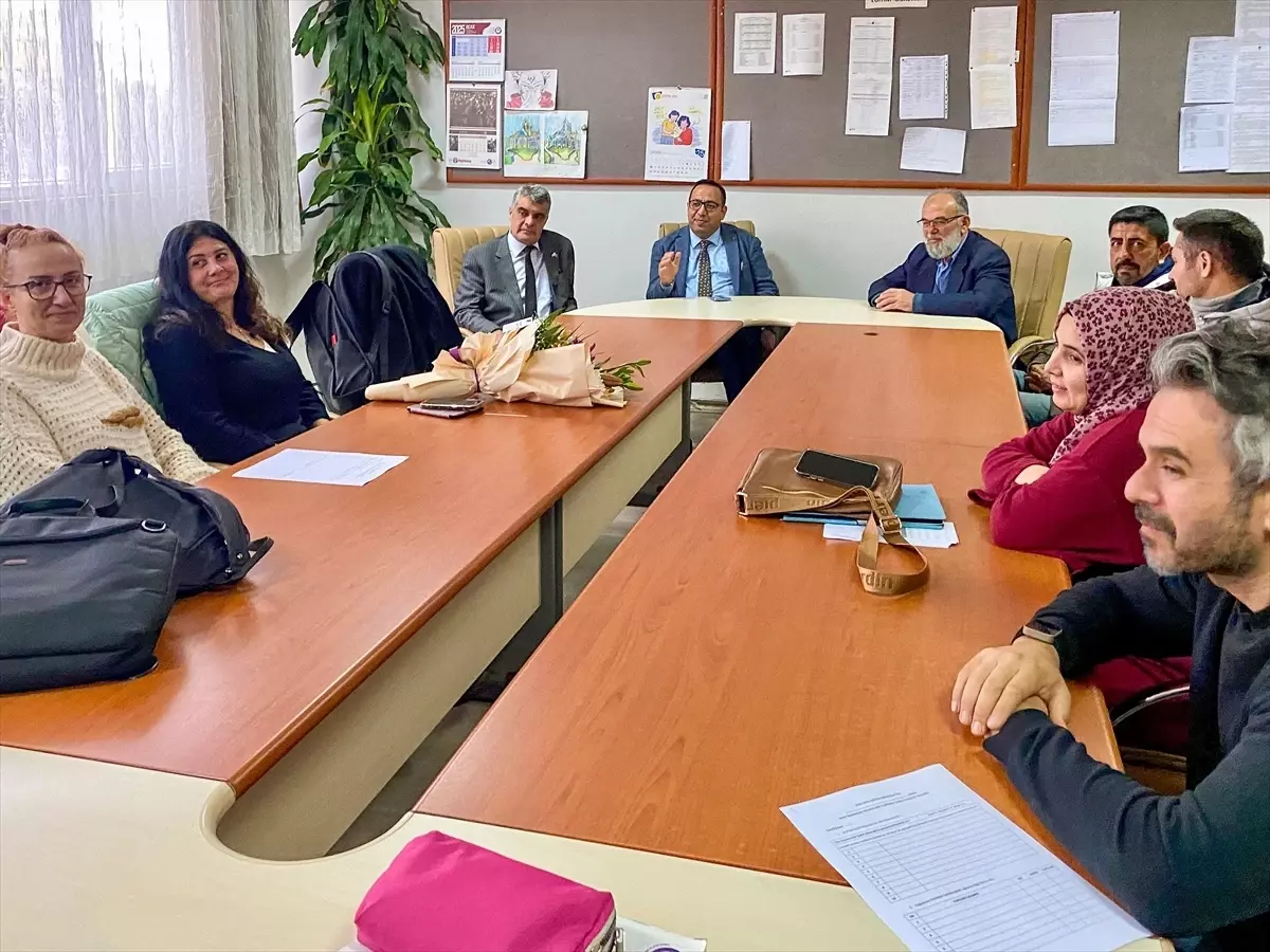 Muğla'da ilçe milli eğitim müdürü öğretmene doğum günü sürprizi yaptı