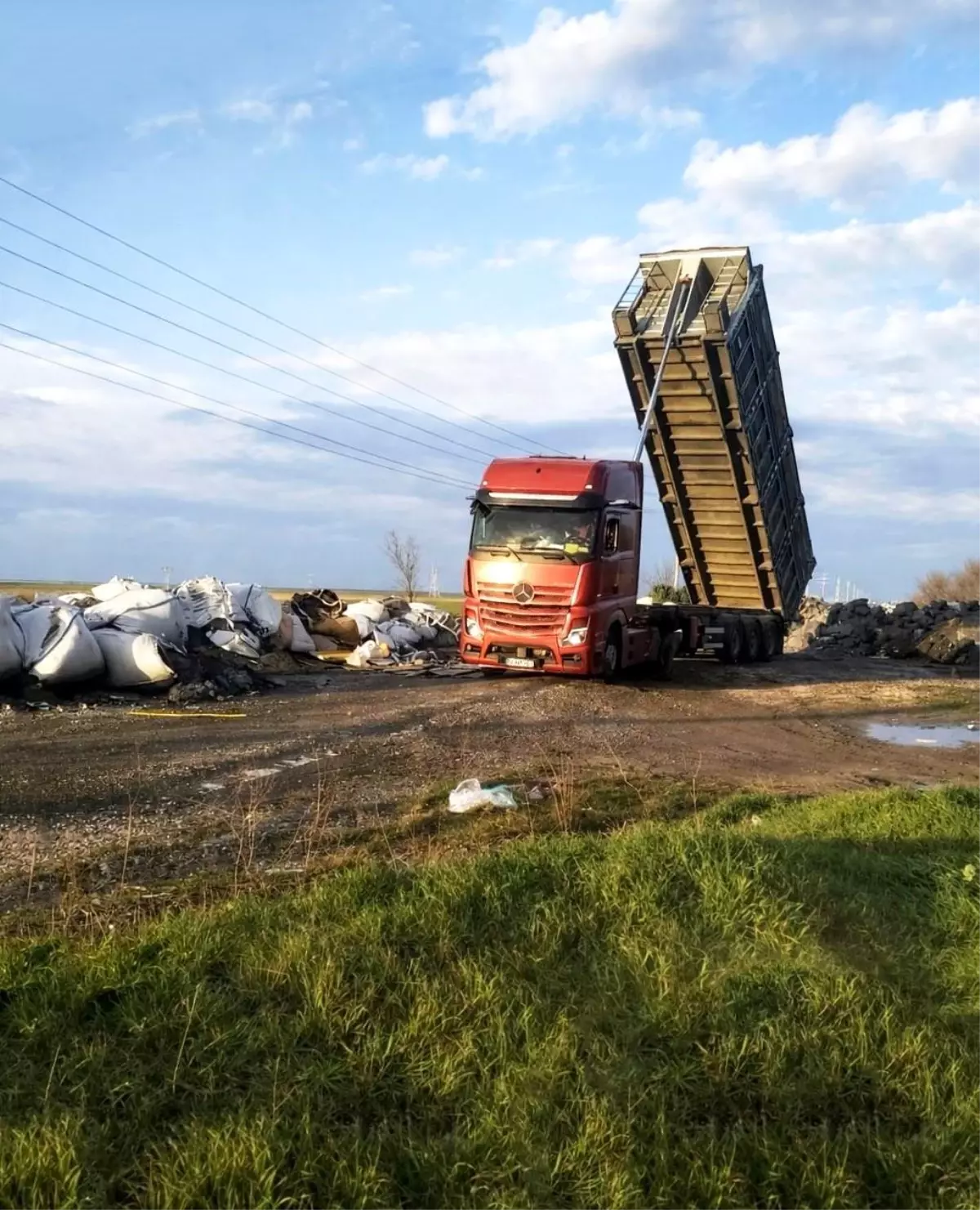 Muratlı'da izinsiz atık döken kamyon ve sürücüsüne ceza