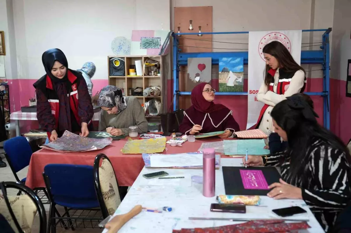 Muş'ta şehit yakınları ve gazilere yönelik ebru kursu yoğun ilgi gördü