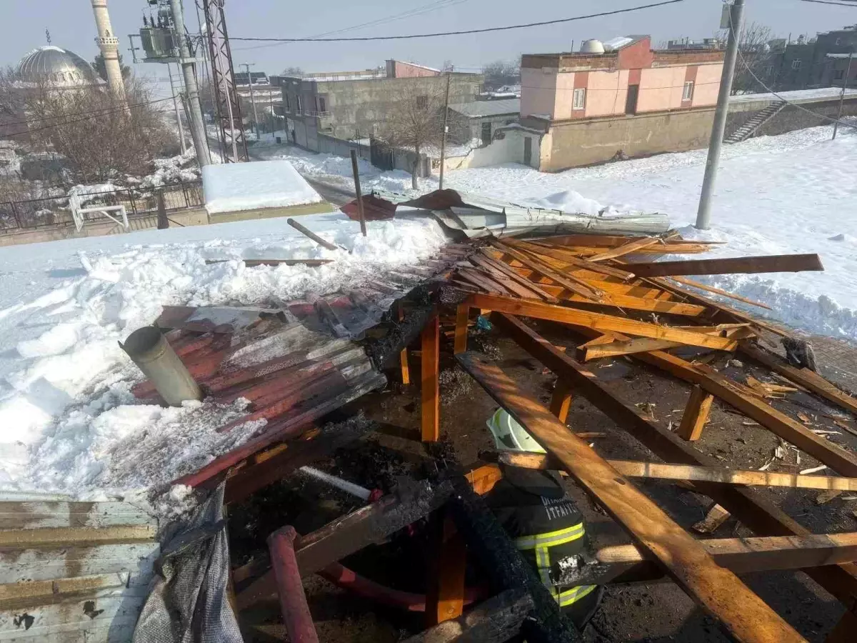 Okulda sobadan çıkan kıvılcım çatıyı tutuşturdu