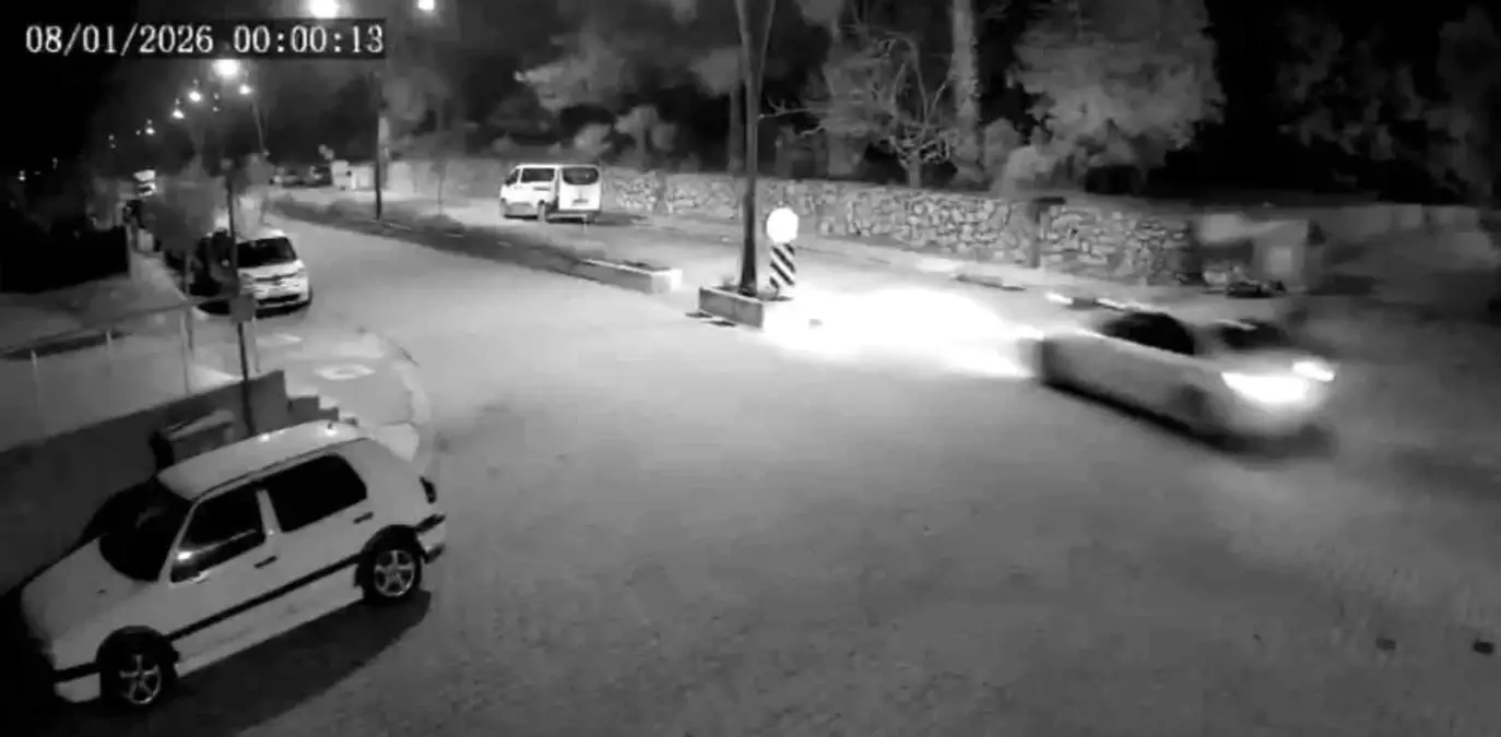 Otomobilin çarptığı motosikletli ve yolcusu metrelerce savruldu