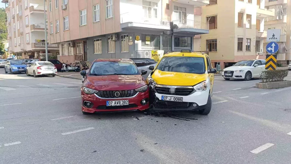 Sağa dönmek için sinyal verip önce sol şeride geçen otomobile yandan çarptı