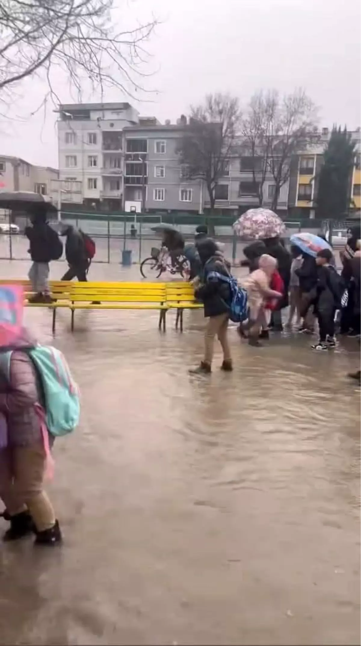 Sel ve fırtınada mahsur kalan öğrenciler için banklardan köprü