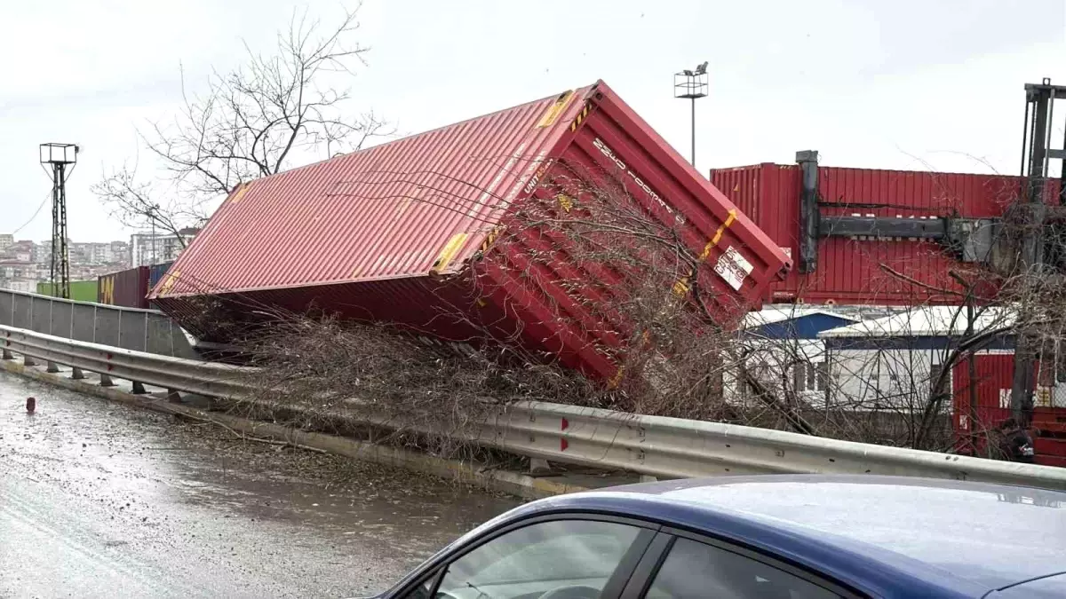 Şiddetli rüzgar eski gümrük sahasında konteynırları devirdi