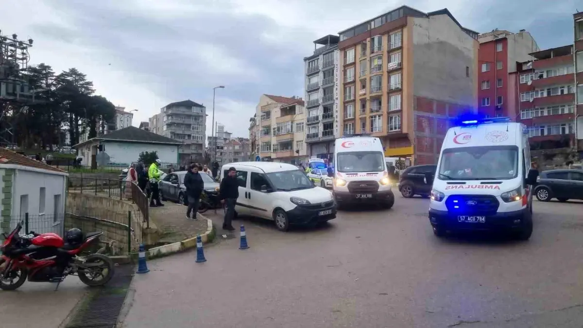 Sinop'ta otomobil ile motosiklet çarpıştı: 1 yaralı