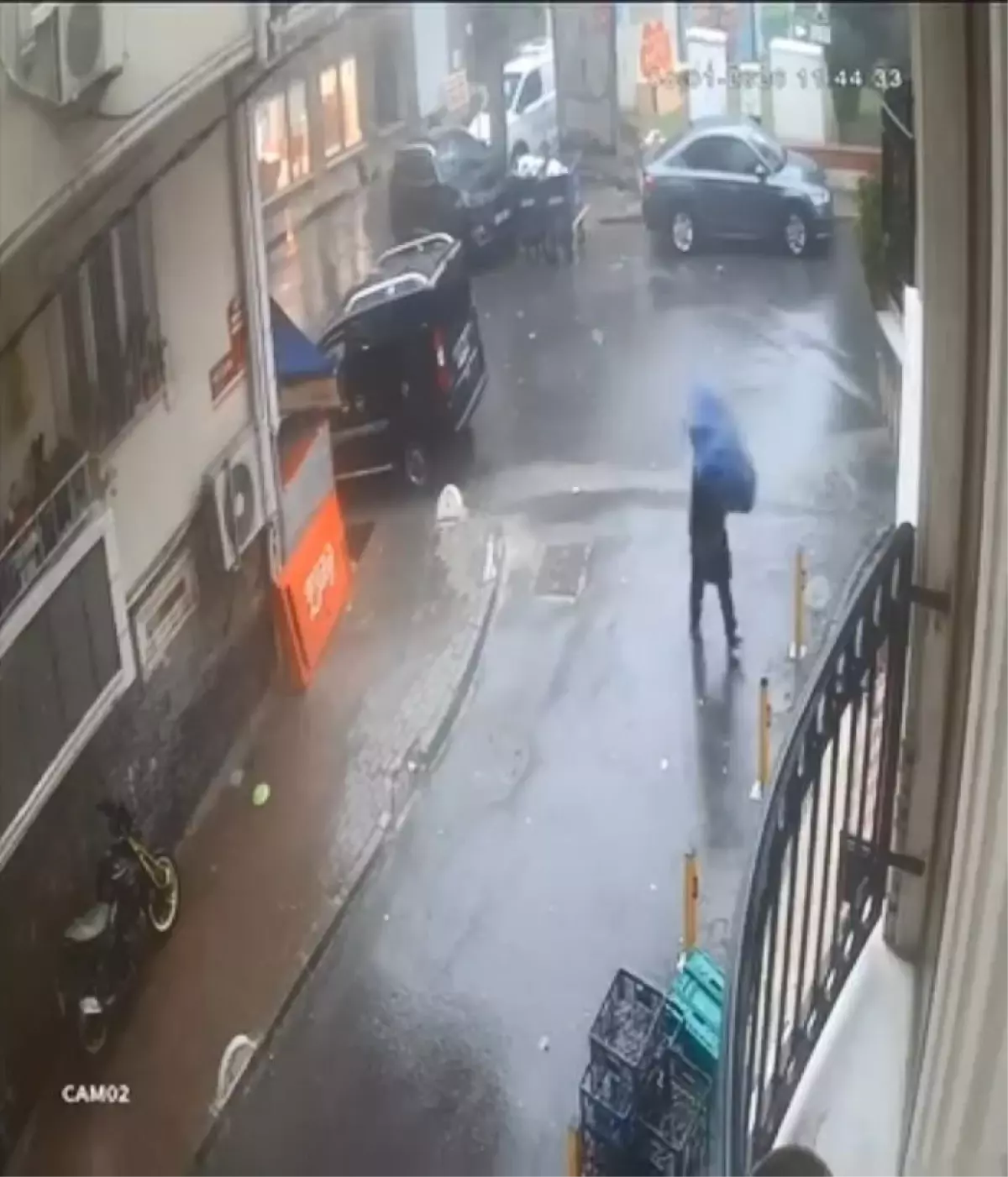 Şişli'de fırtınada çatının uçtuğu anlar kamerada; ölümden son anda kurtuldu