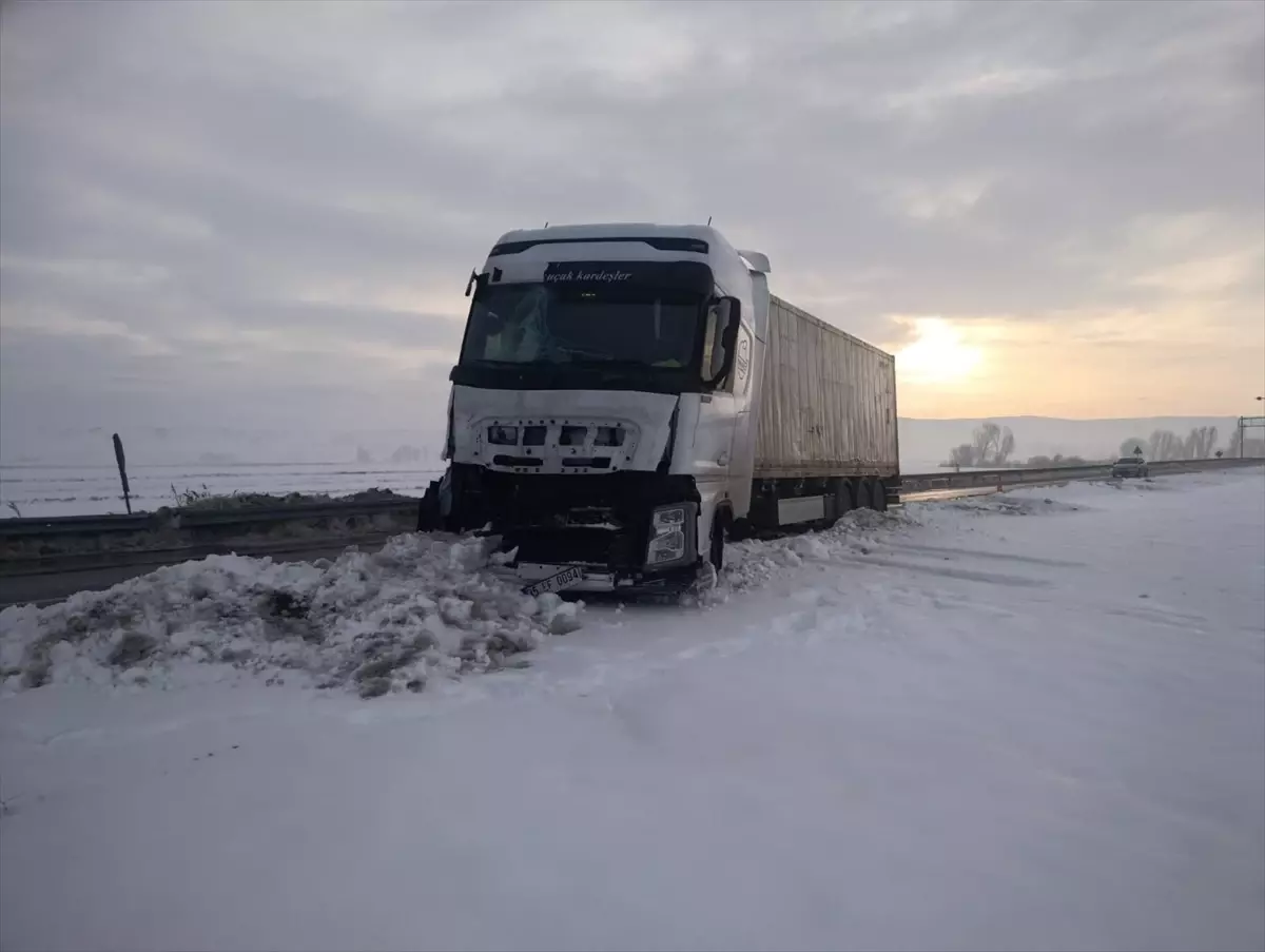 Sivas'ta buzlanma nedeniyle meydana gelen kazalarda 3 kişi yaralandı