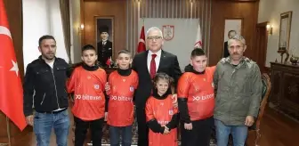 Sivas Valisi Şimşek, kardan 'Kız Kulesi' yapan çocukları ağırladı