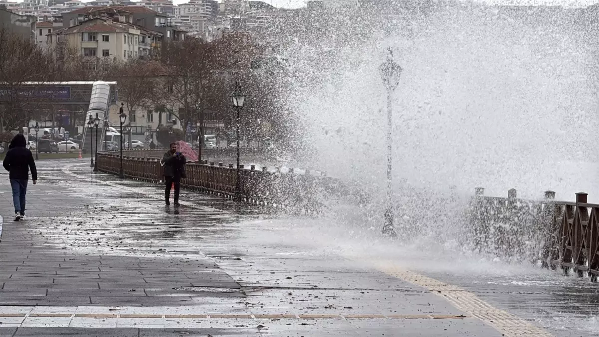 Tekirdağ'da fırtına; eğitim uçuşları iptal edildi, balıkçılar denize açılamadı