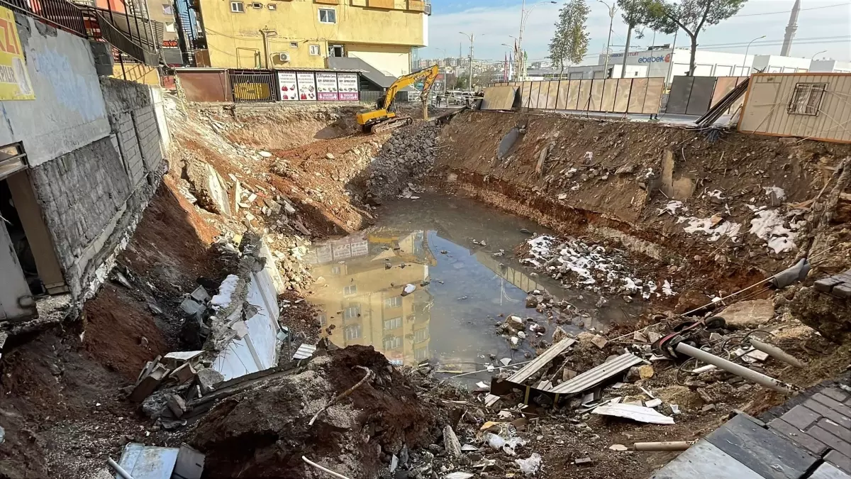 Temel kazısında binanın istinat duvarı çöktü; 150 kişi tahliye edildi