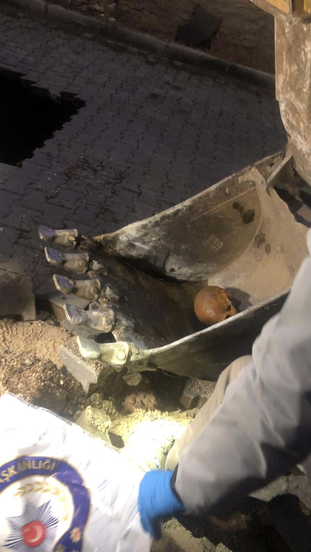 В Тургутлу после дождя на дороге найдены человеческий череп и кости