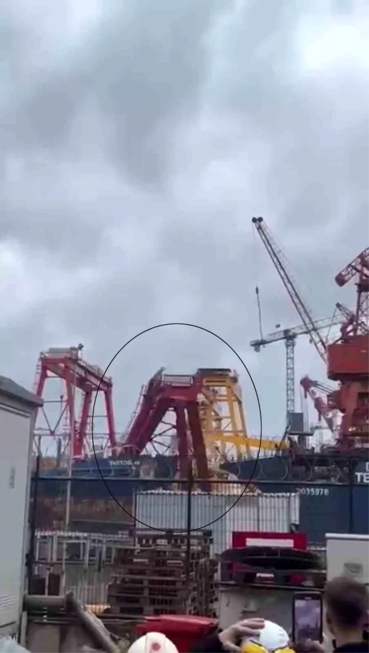 Tuzla'da kule vinç rüzgarın etkisiyle devrildi