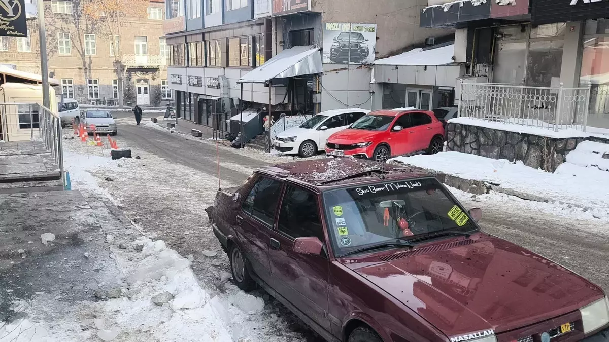 Üzerine buz sarkıtı düşen otomobilin sürücüsü yaralandı