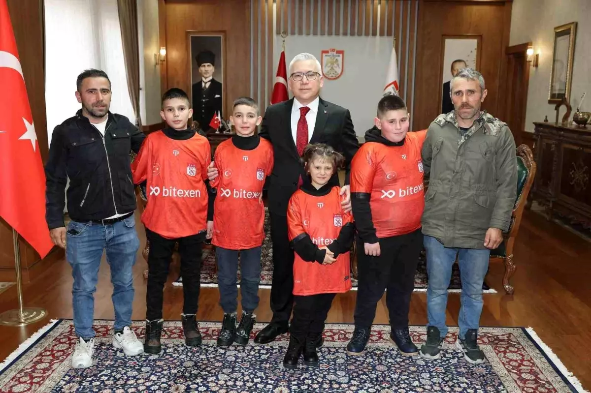 Vali Şimşek, kardan 'Kız Kulesi' yapan amca ve yeğenleri makamında ağırladı