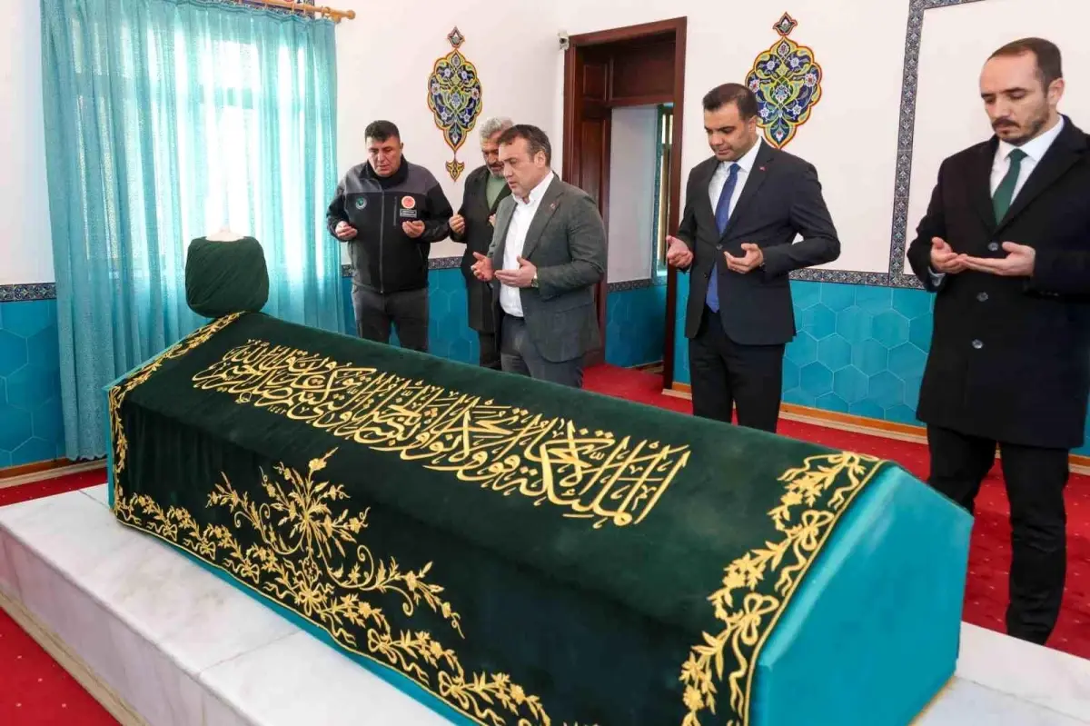 Vali Sözer, Dursun Fakıh Türbesi'nde incelemelerde bulundu