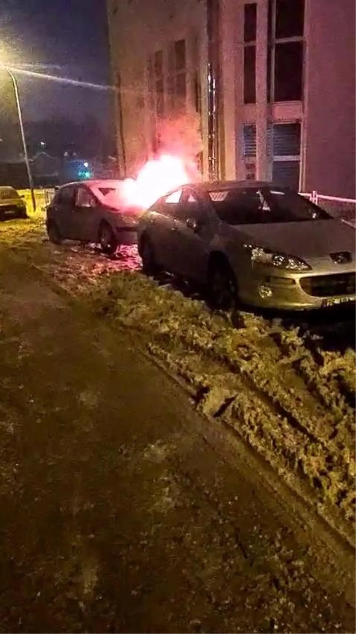 Yakutiye'de park halindeki araç alev alev yandı