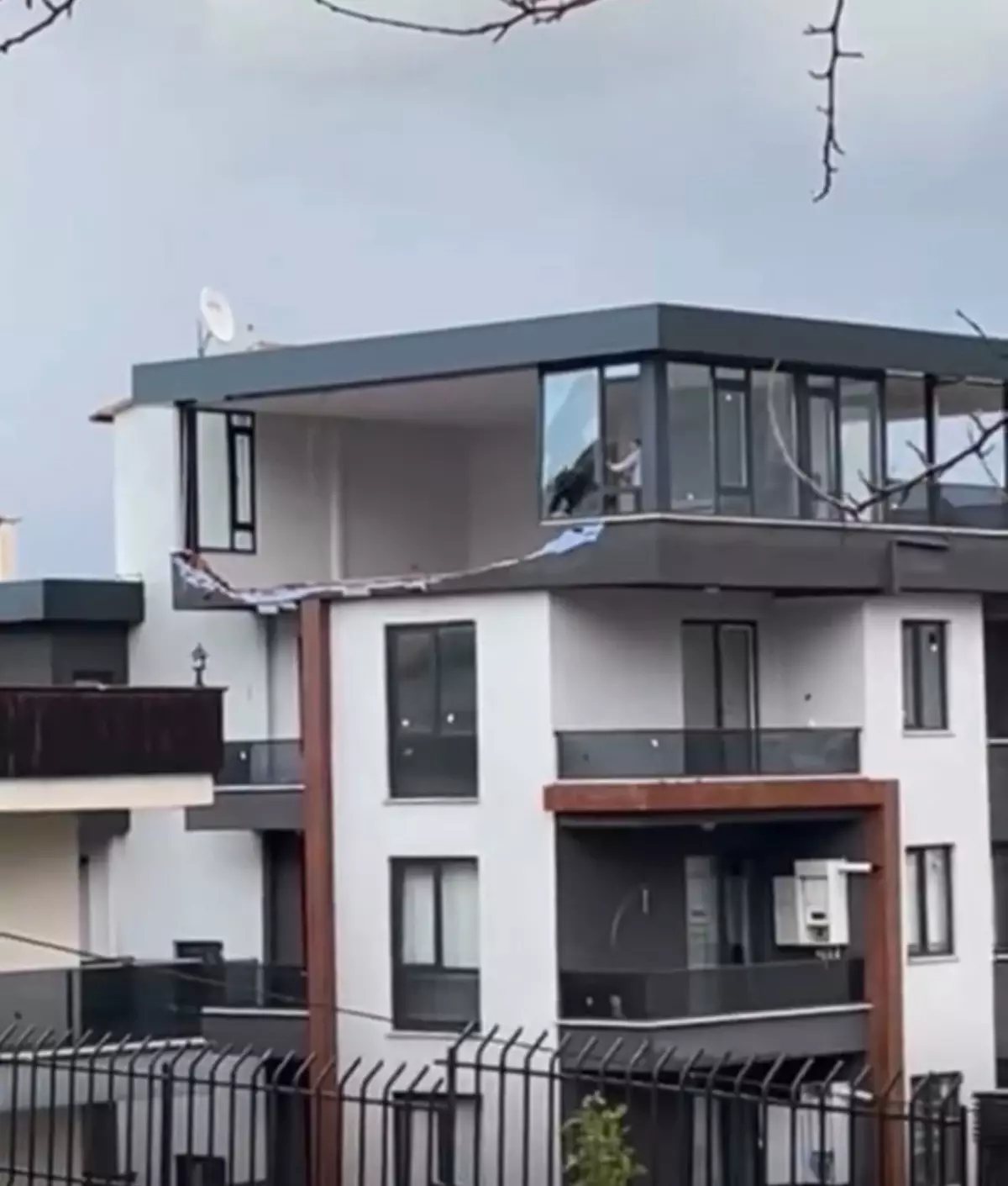 Yalova'da Fırtına Balkon Duvarını Yıktı