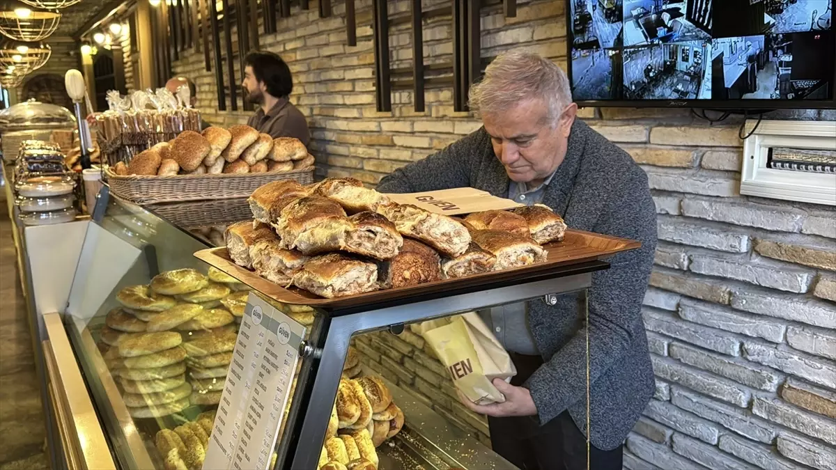 "Yılın Ahisi" seçilen 70 yaşındaki pastaneci, mesleğini evlatlarıyla sürdürüyor