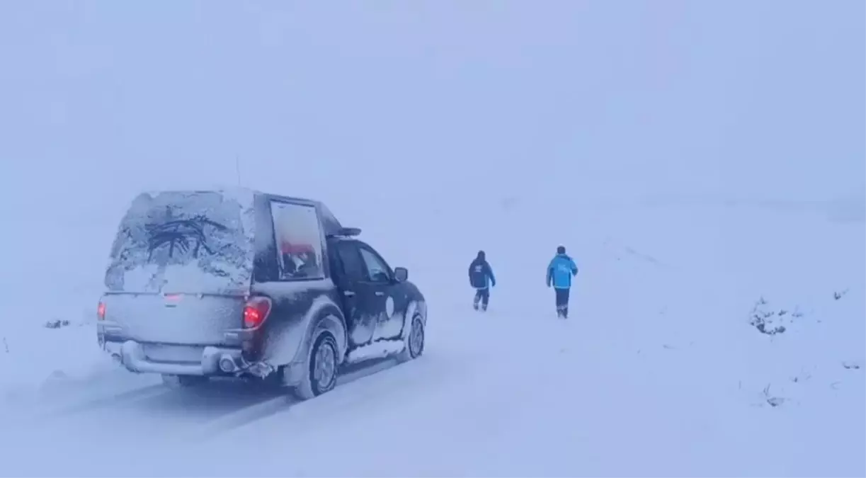 Yolu kardan kapanan yerleşim yerlerine ulaşıp, 1 haftada 57 hastayı kurtardılar