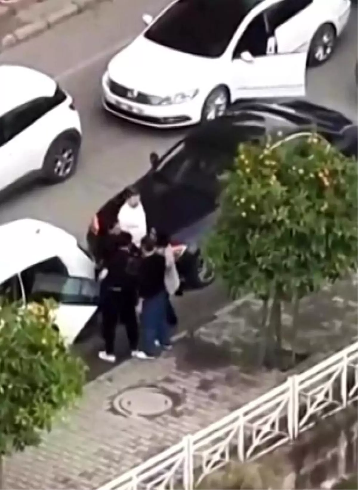 Adana'da koca eşini tartaklayıp, otomobiliyle aracına defalarca vurdu